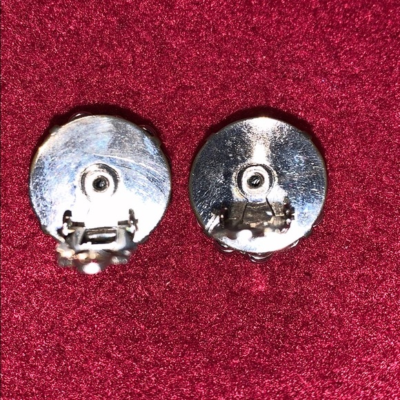 Vintage Clip On Earrings - Picture 4 of 5